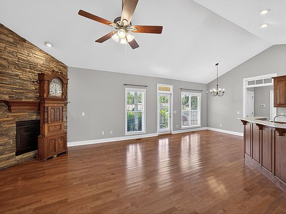3rd image of 816 Windingbrook Ct