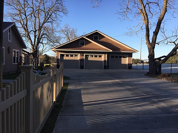 3 car garage w/1/2 bath & AC