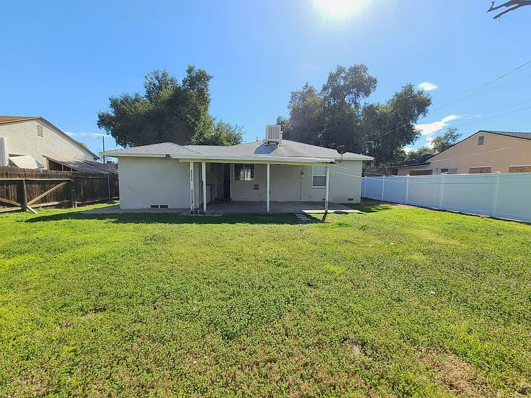 686 Courtland Dr — Photo 17