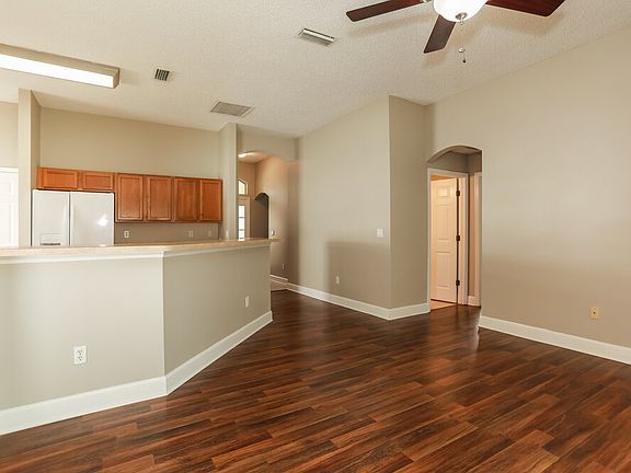 5th image of 1824 Creekview Dr