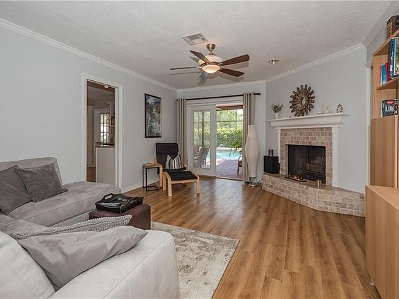 5th image of 297 Bentley Dr