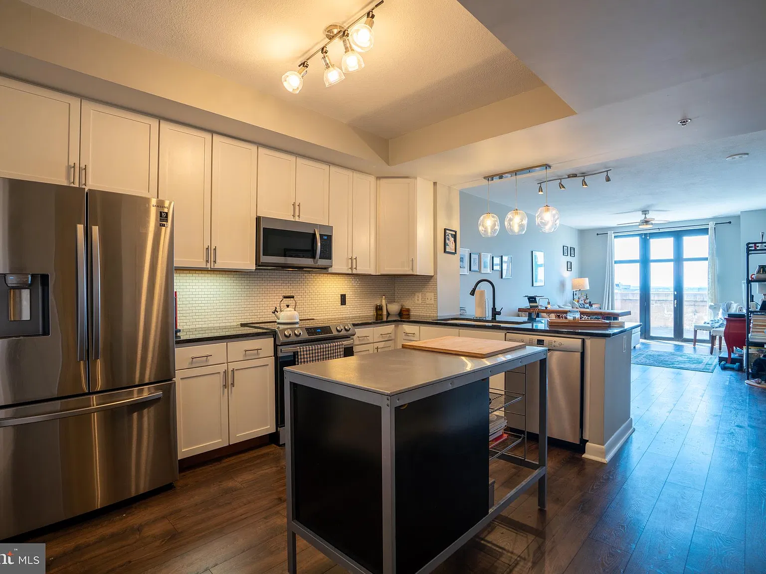 1 bed, 1.0 bath, 930 sqft, $3,000 — Photo 3