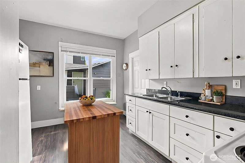 5th image of 547 S Sullivan Street