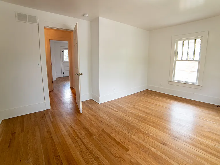 815 W 4th St — Photo 23