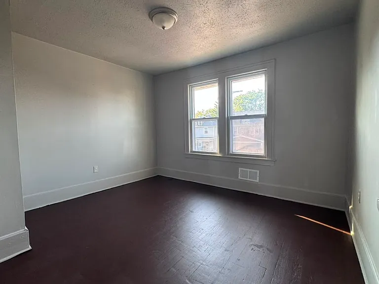 2474 Fullerton Ave — Photo 11