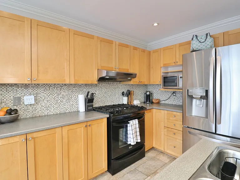 2216 Brockstone Cres — Photo 16