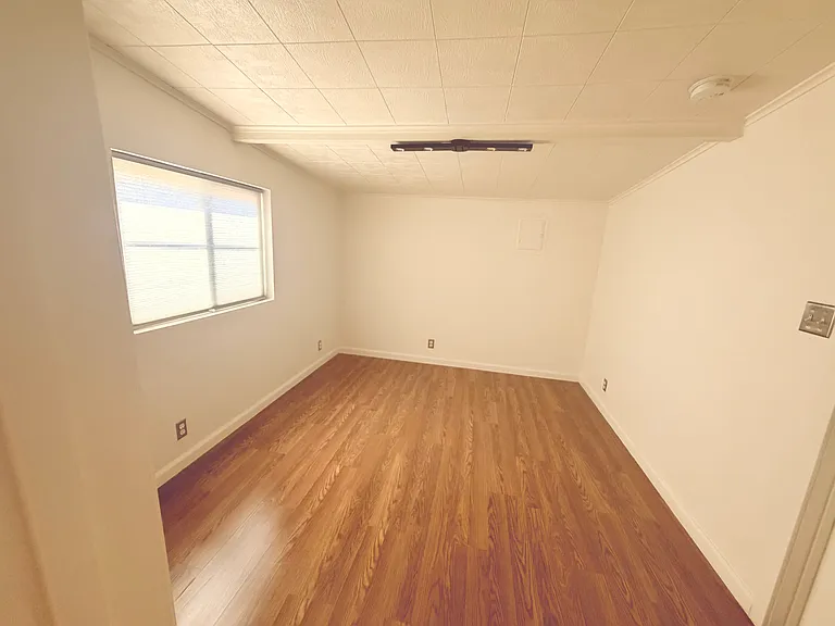 541 W 5th St #4 — Photo 6