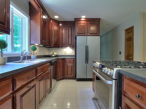 3rd image of 14 Greenfield Dr