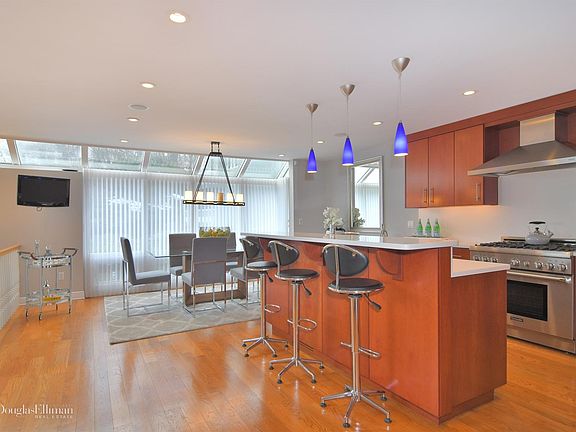 4th image of 15 Sands Ct #16