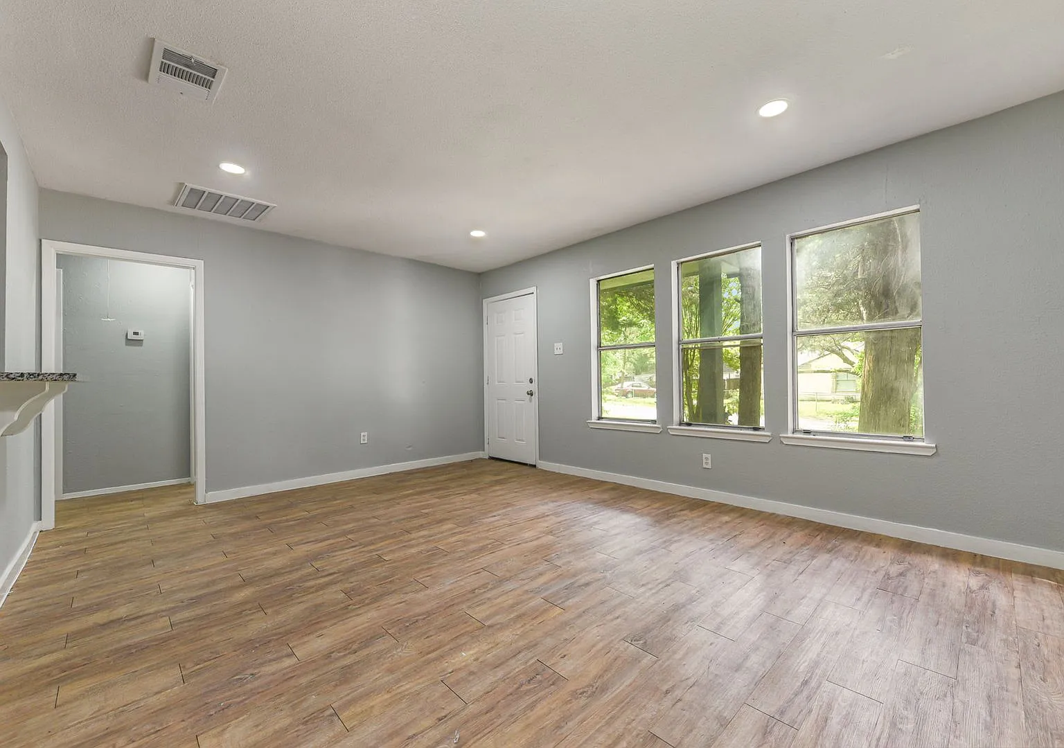 Affordable 3BD/2BA single-family unit! — Photo 2