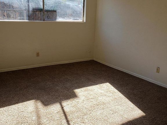 5th image of 611 E Kaweah Ave