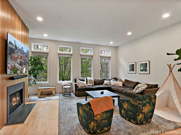 358 W Huron St #B, Chicago, IL 60654