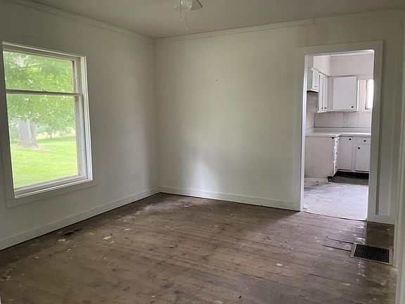 5th image of 143 Monroe St