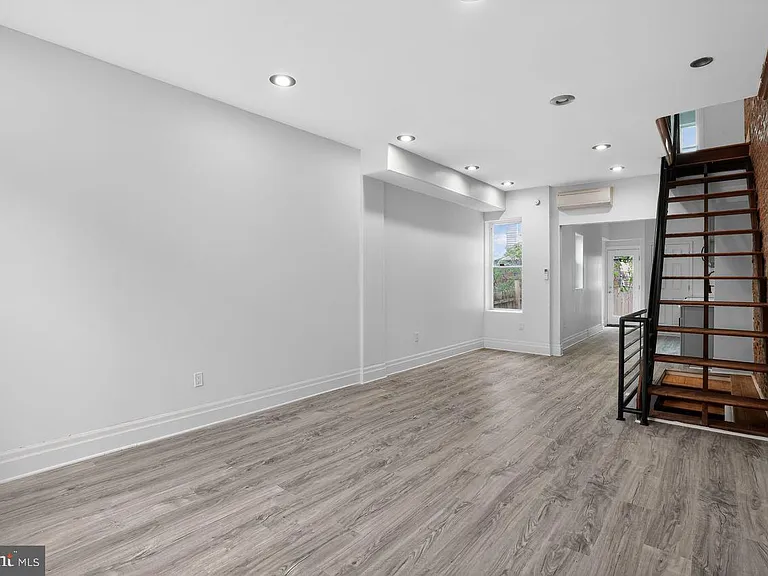 1302 N Dover St — Photo 13