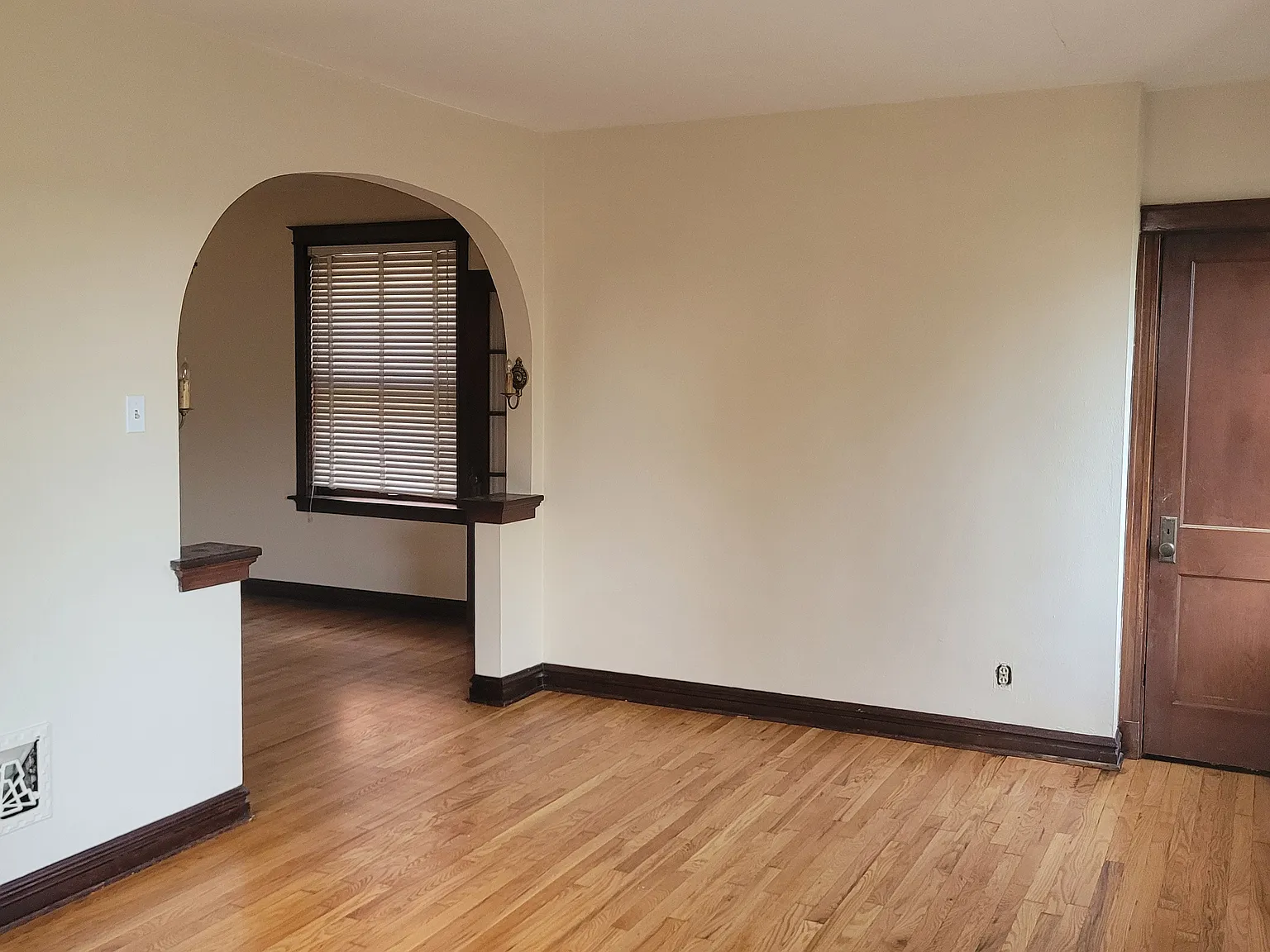 2 bed, 1100 sqft, $1,325 — Photo 2