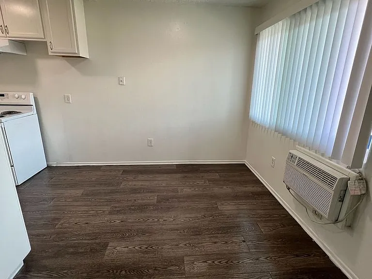 508 S Victoria Ave — Photo 7
