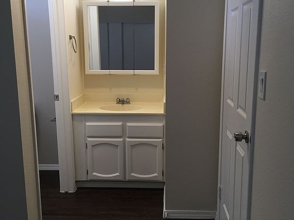 4th image of 15759 Vanowen St