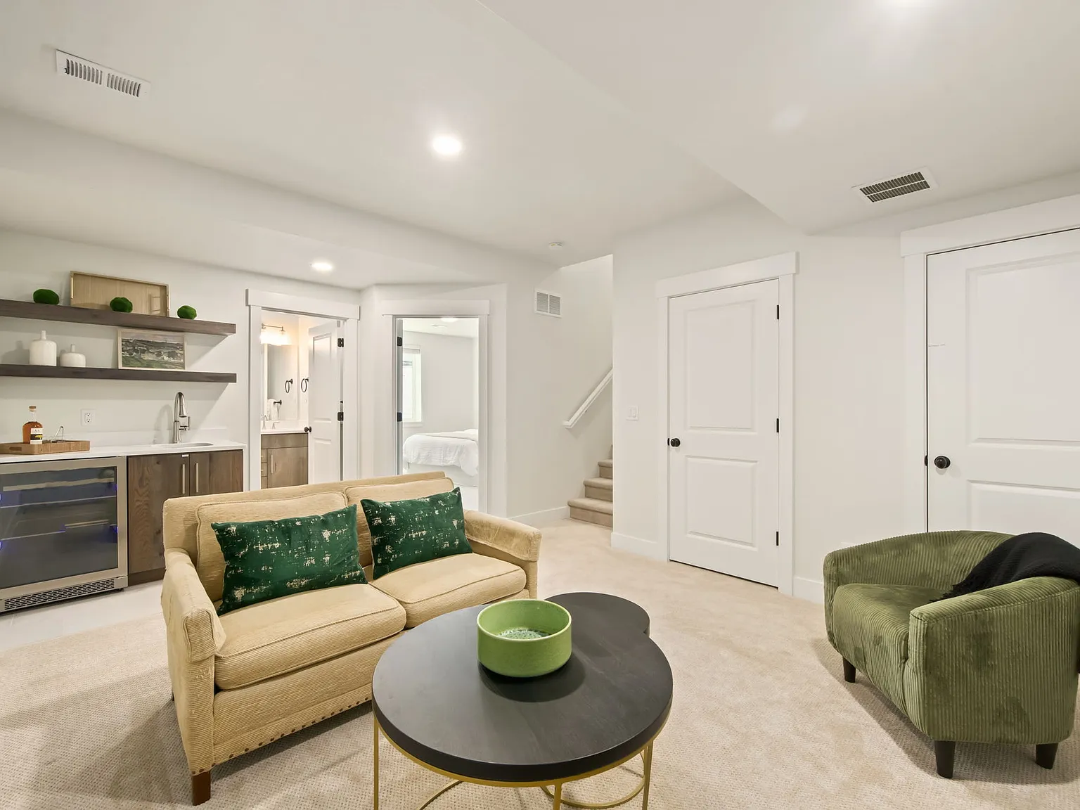 4 bed, 2405 sqft, $4,995 — Photo 3