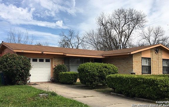 3rd image of 4711 Lakewood Dr