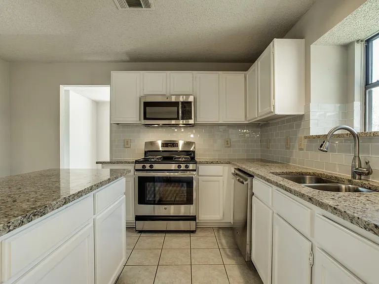 1305 Chicota Dr — Photo 2
