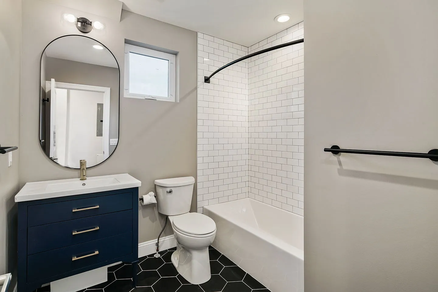 2 bed, 1400 sqft, $2,200 — Photo 3