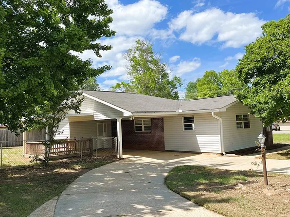 618 E McKinnon St, New Brockton, AL 36351