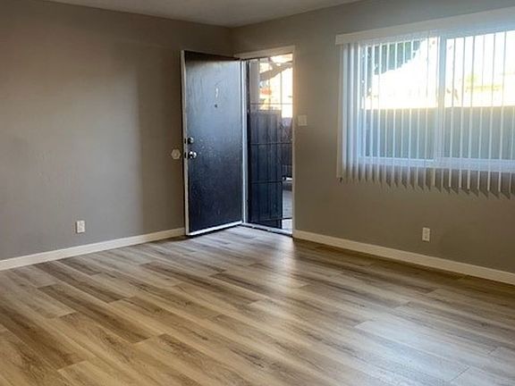 3rd image of 935 Ravenscourt Ave Unit 1