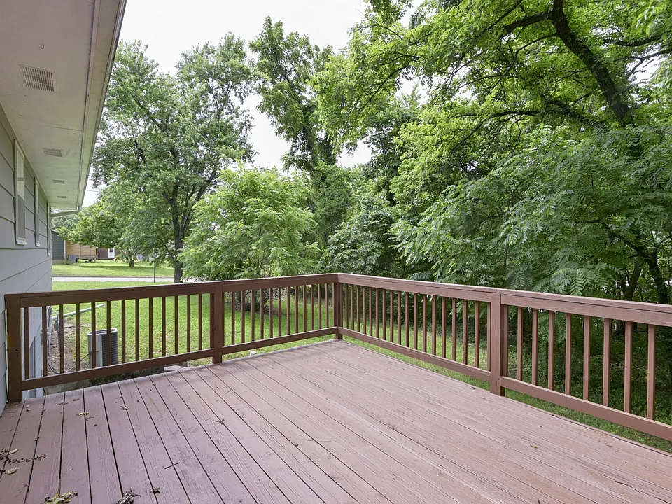 1137 W Main St