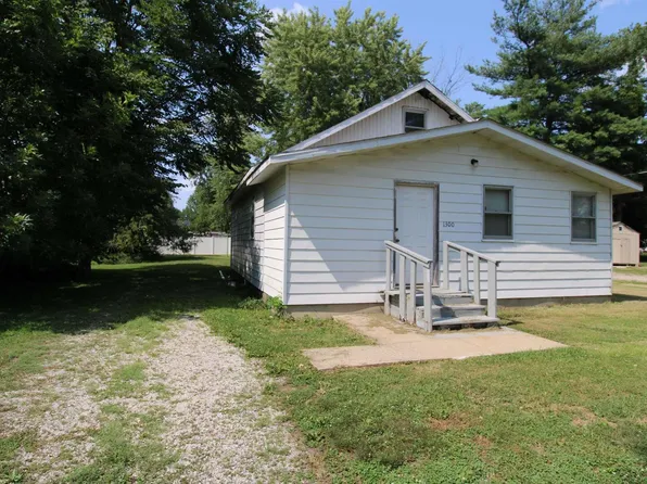 1300 W Spruce St, Salem, IL 62881