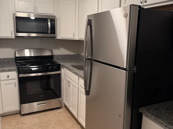 10 Karen Cir APT 4, Billerica, MA 01821