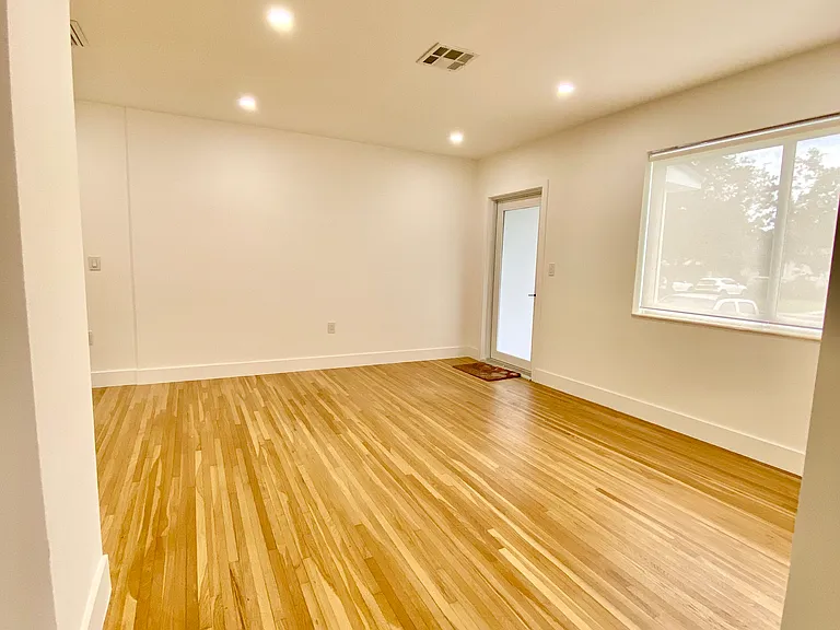 3250 SW 18th Ter — Photo 8