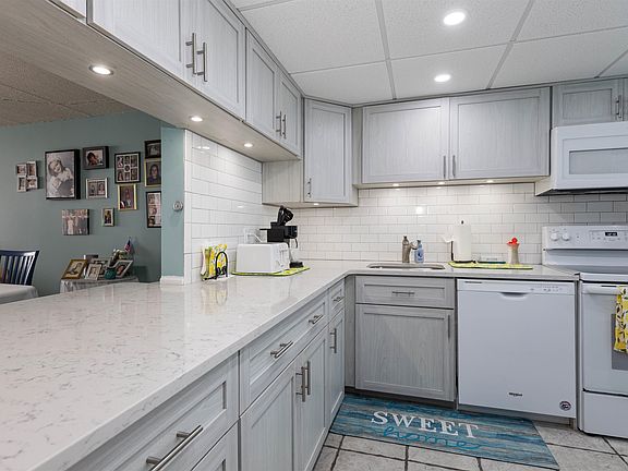 5th image of 1900 Boardwalk Unit 503