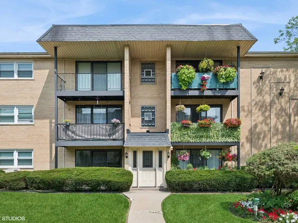 6560 W Roscoe St APT 2S, Chicago, IL 60634