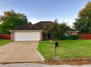 597 Briar Cove Dr, Gladewater, TX 75647