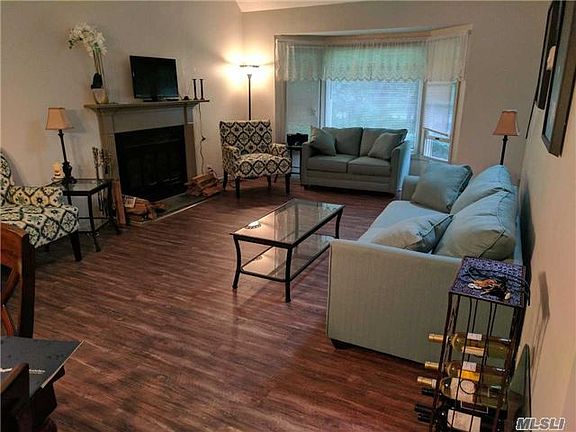 3rd image of 50 Indian Neck Ln