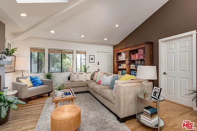 2 bed, 2.0 bath, 1066 sqft, $7,750 — Photo 4