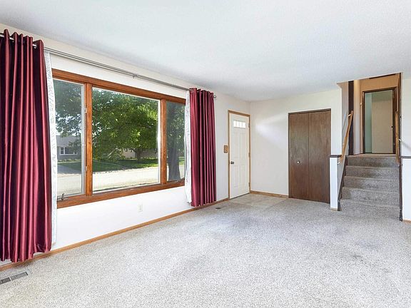 5th image of 315 W Cedar Lane Dr