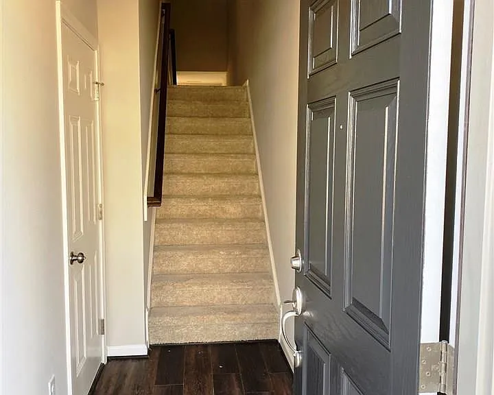 1013 Larabee Ln — Photo 3