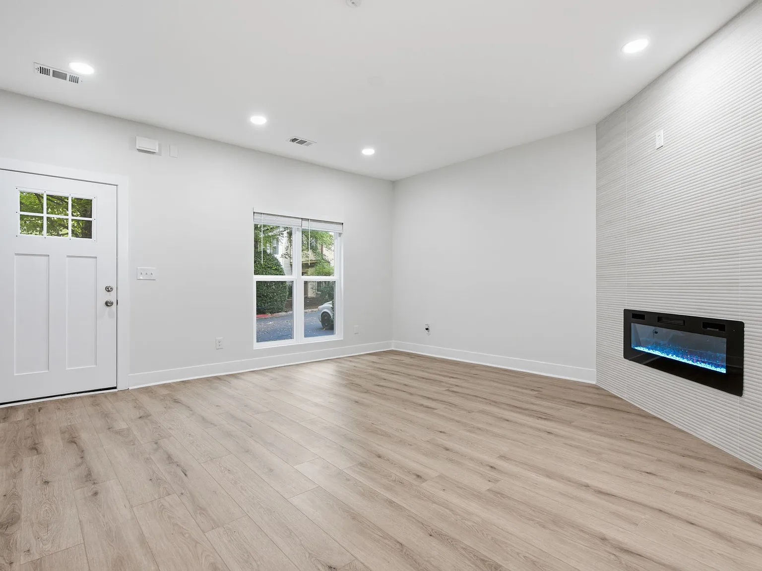 3 bed, 1800 sqft, $2,695 — Photo 3