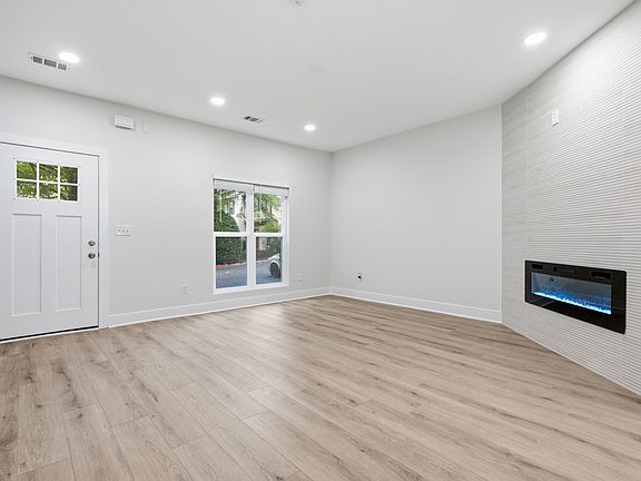 3rd image of 504 Wedgewood Way