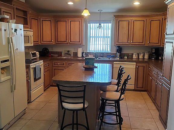 Large kitchen w island