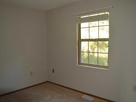 5th image of 518 E Foxtrail Cres