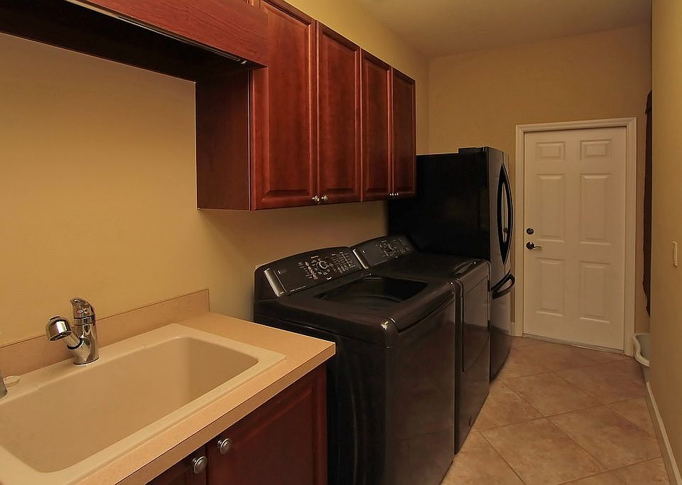 Laundry w/slop sink & cabine