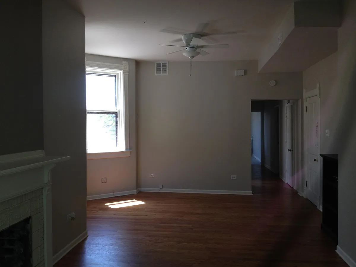 living/dinning room - 1038 S Oakley Blvd #3