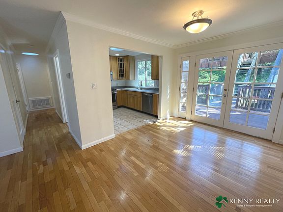 3rd image of 829 Larch Ave