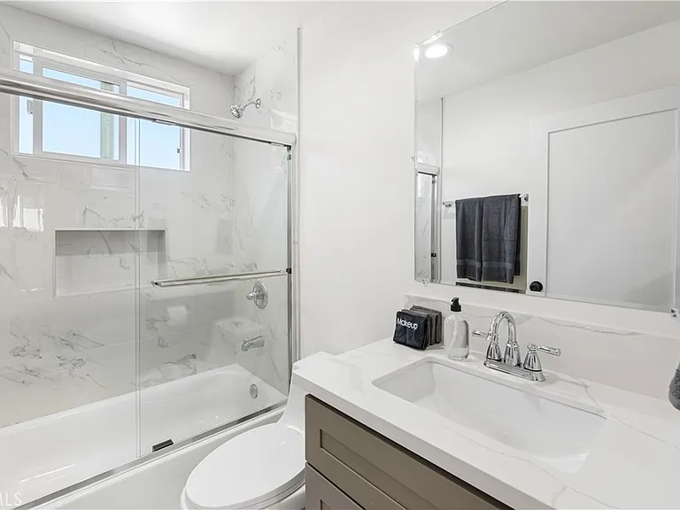 443 N Harvard Blvd #1/2 — Photo 24