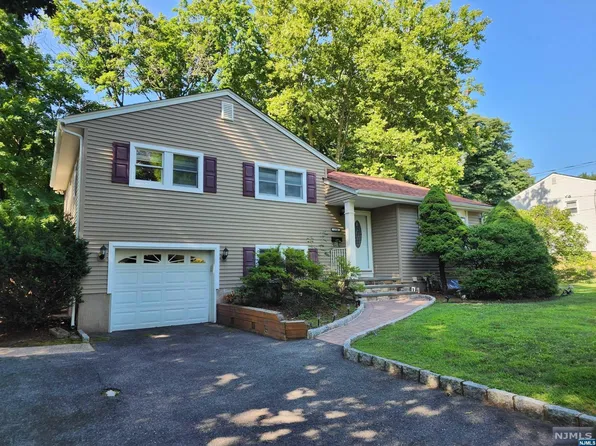 214 Nimitz Rd, Paramus, NJ 07652