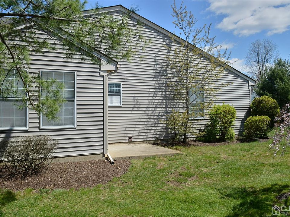 2nd image of 11 Benjamin Franklin Dr #A