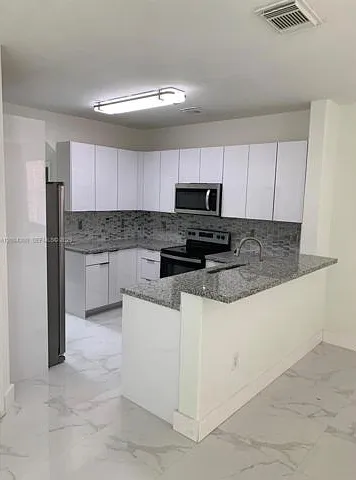 3 bed, 2.5 bath, 2250 sqft, $3,550 — Photo 2