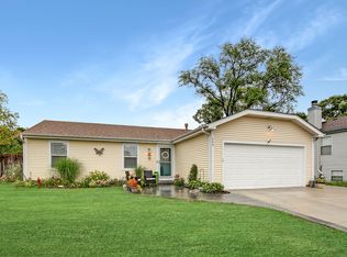 549 Forest View Rd, Lindenhurst, IL 60046